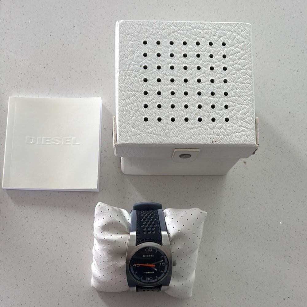 Diesel Black and Silver Sporty Watch with Minimalist Design - Picture 2 of 7